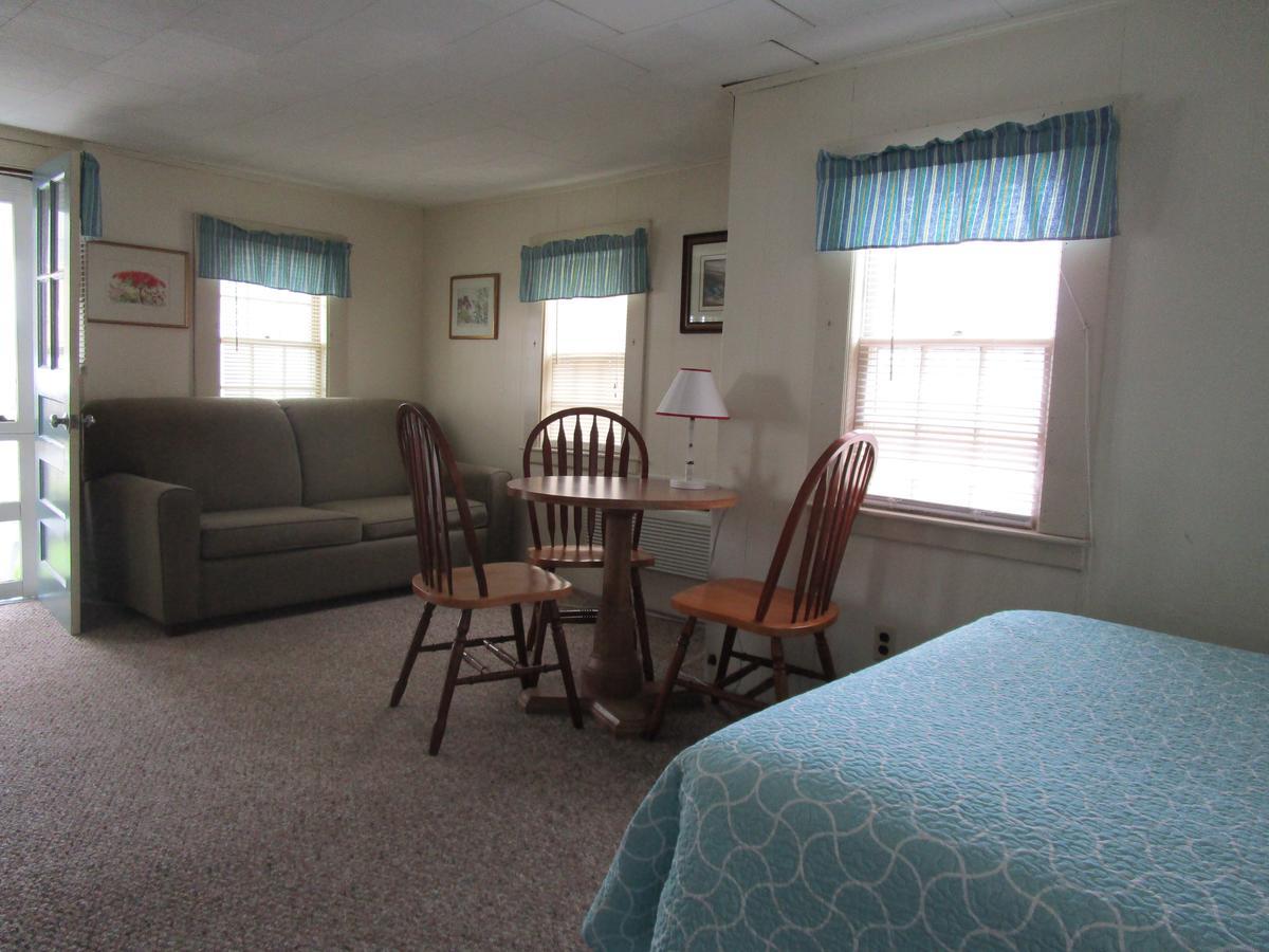 Shea'S Riverside Inn & Motel Essex エクステリア 写真