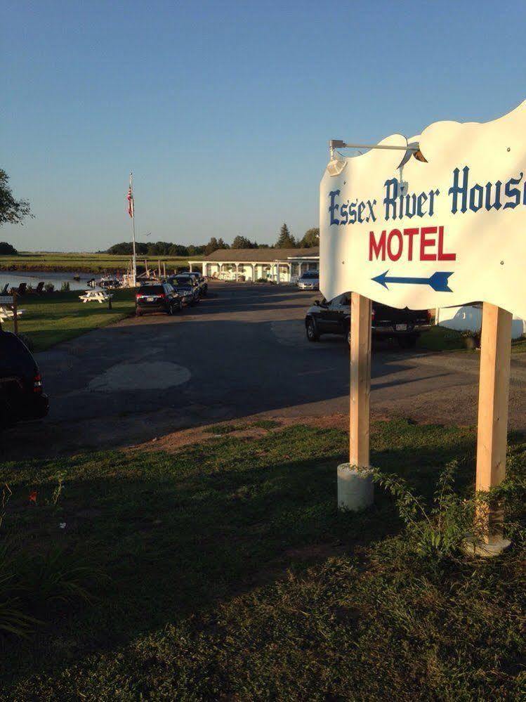 Shea'S Riverside Inn & Motel Essex エクステリア 写真